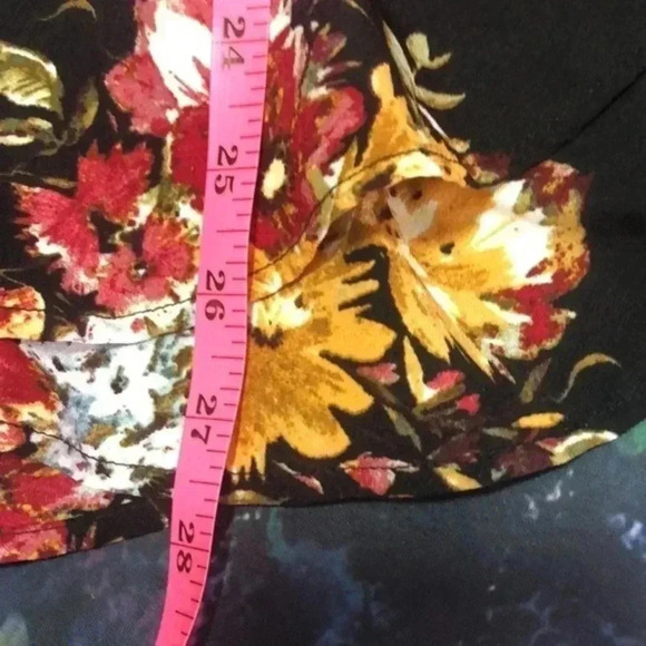 Time and tru plus size top/blouse‎ XL 16-18 black with floral - Picture 6 of 7